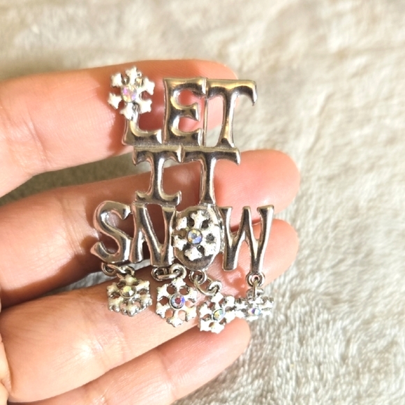 #634 Silver Tone 'Let It Snow' Brooch - Picture 3 of 3